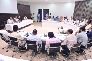 बेघर नागरिकांना हक्काची घरे उपलब्ध करुन देण्याच्या कार्यवाहीला गती द्या-आनंदराव अडसूळ