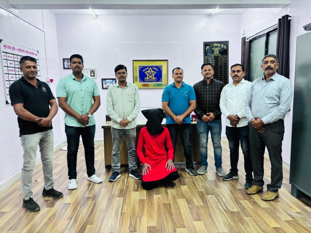 कोयते लपविण्यासाठी आईची साथ- आई सहआरोपी; चार कोयते जप्त