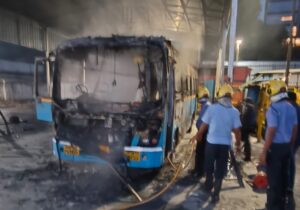 शिवाजीनगर आगारात पीएमपी बसला आग