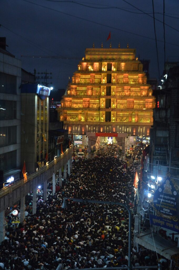 श्रीमंत 'दगडूशेठच्या श्री पद्मनाभ स्वामी मंदिर सजावटीच्या विद्युत रोषणाईचे उद्घाटन