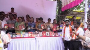"लोकशाहीर साहित्यरत्न अण्णाभाऊ साठे यांच्या जयंतीनिमित्त एकनाथ शिंदे फाउंडेशनकडून हजारो वाचकांना 'साहित्य भेट'..!"