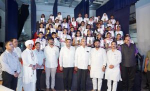 शिक्षण भरपूर मिळतं पण माणुसकी असलेला माणूस व्हायला आपण विसरतोय; डॉ. शां.ब. मुजुमदार यांचे मत