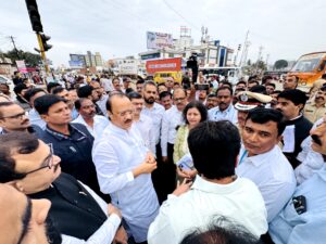 वाहतूक कोंडी टाळण्यासाठी अतिक्रमणे काढल्यानंतर त्या भागात तातडीने रस्ते करा