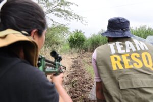 शिकारीसाठी लावलेल्या लोखंडी सापळ्यातअ डकलेल्या बिबट्याच्या मादीची सुटका