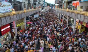 पुण्यात दगडूशेठ गणपतीच्या दर्शनासाठी अलोट गर्दी