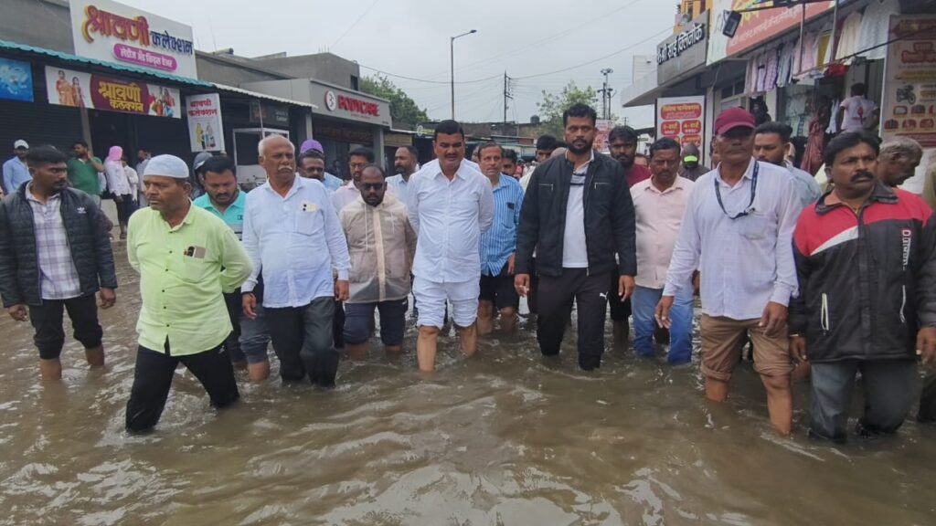 इंदापूर शहरात झालेल्या पावसामुळे बाधित भागाची कृषी मंत्री दत्तात्रय भरणे यांच्याकडून पाहणी