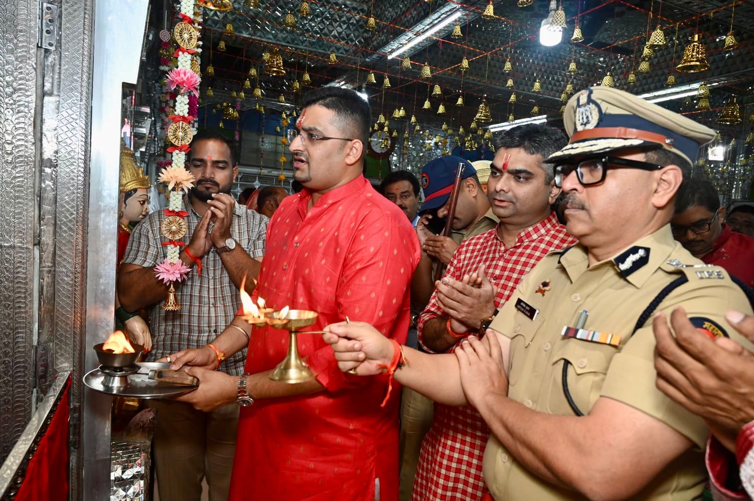पोलिस आयुक्त अमितेश कुमार यांच्या हस्ते देवीची आरती