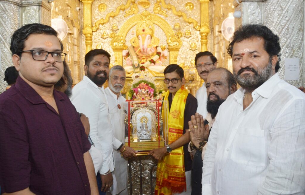 केरळमधील त्रावणकोर राजघराण्याचे युवराज वर्मा यांनी घेतले 'दगडूशेठचे दर्शन