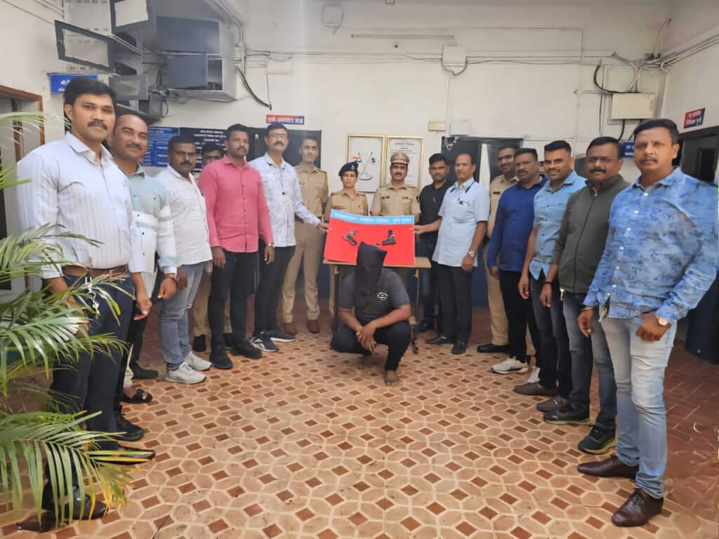 बेकायदेशिरित्या पिस्तुले, काडतुसे बाळगणार्‍याला बेड्या