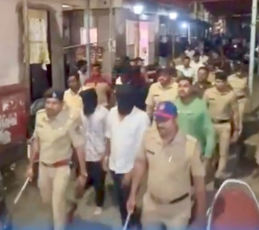 कुख्यात नीलेश घायवळ टोळीतील साथीदारांची पोलिसांनी काढली धिंड