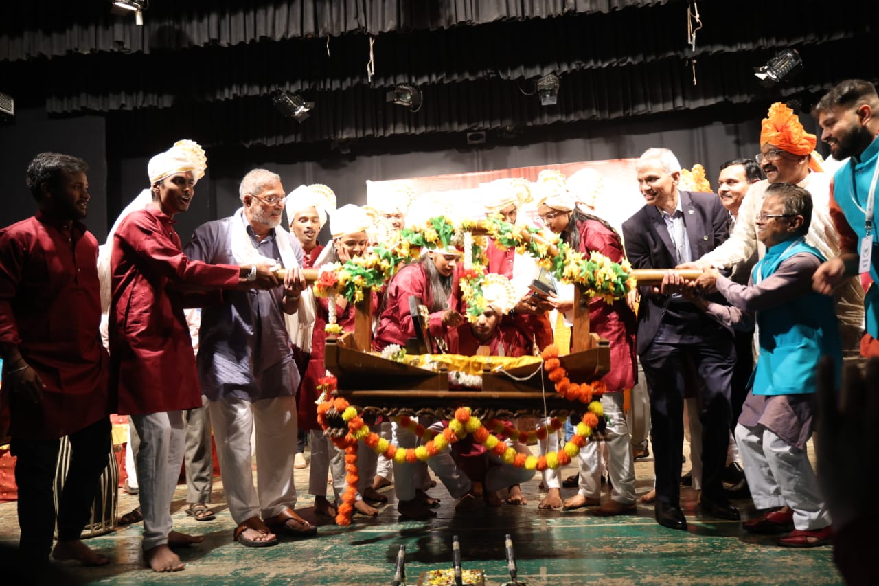 रंगमंच विटाळू नका; प्रसंगी नाटकाचा शस्त्रासारखा वापर करा- नाना पाटेकर