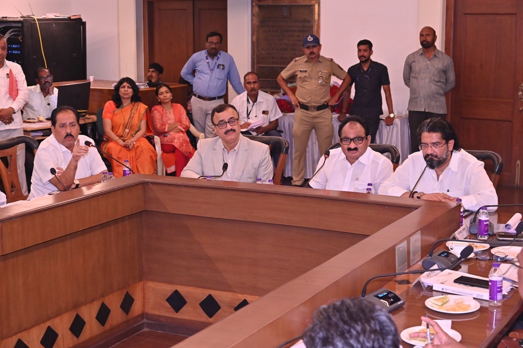मदत व पुनर्वसन मंत्री मकरंद पाटील यांच्याकडून पुणे व सातारा जिल्ह्यातील प्रकल्पग्रस्तांच्या प्रलंबित प्रश्नांचा आढावा