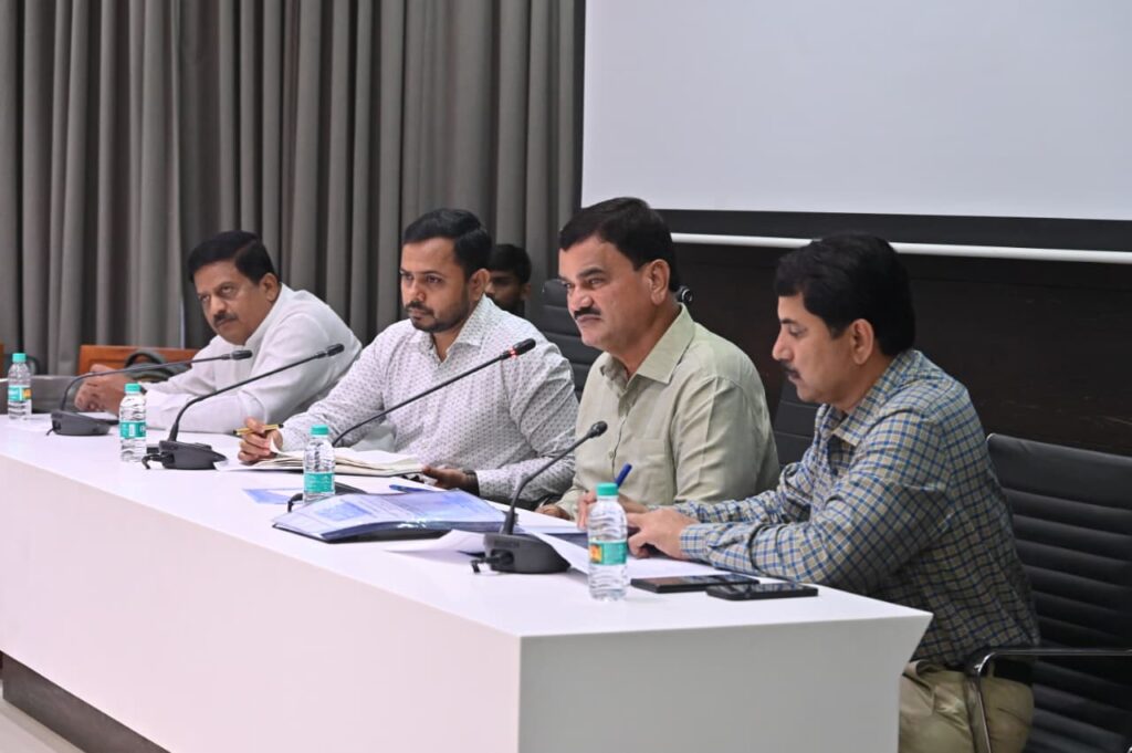 कंपन्यानी स्थानिकांना रोजगार देण्यास प्राधान्य द्यावे-कृषी मंत्री दत्तात्रय भरणे