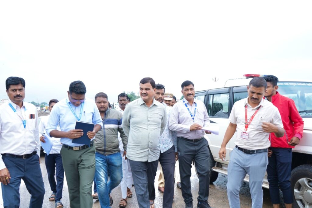 कृषी मंत्री दत्तात्रय भरण यांच्याकडून सणसर येथील नुकसानग्रस्त भागाची पाहणी