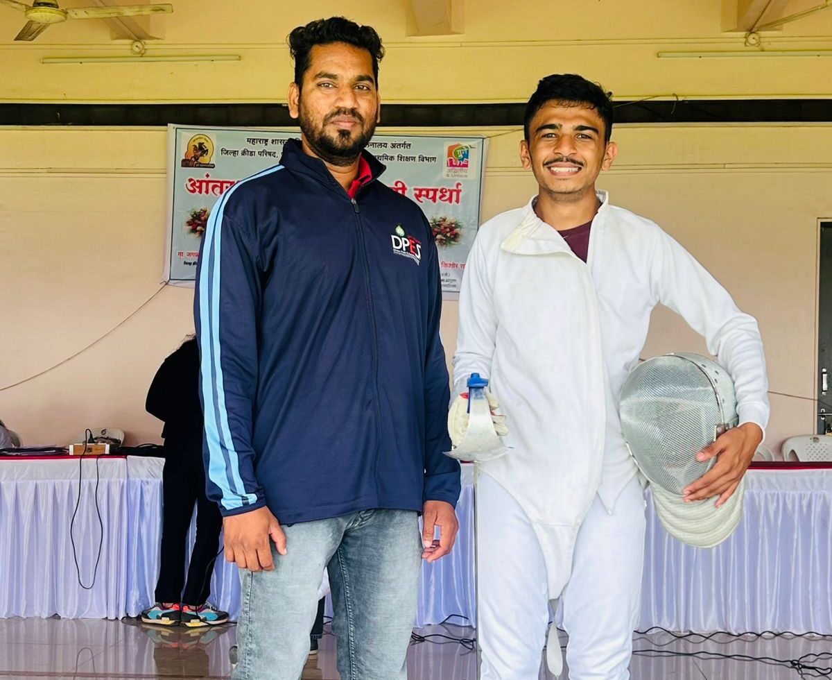 ढोले पाटील ज्युनियर कॉलेजच्या आर्यन कराड यास तलवारबाजीत यश