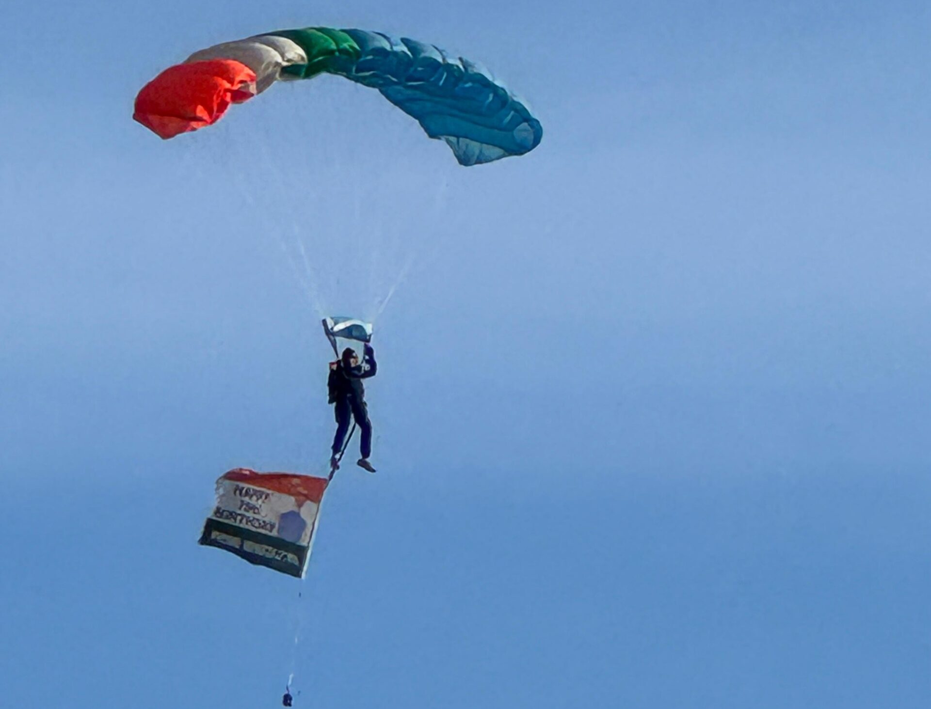 स्कायडायव्हर शीतल महाजन यांनी दिल्या पंतप्रधान नरेंद्र मोदीना शुभेच्छा