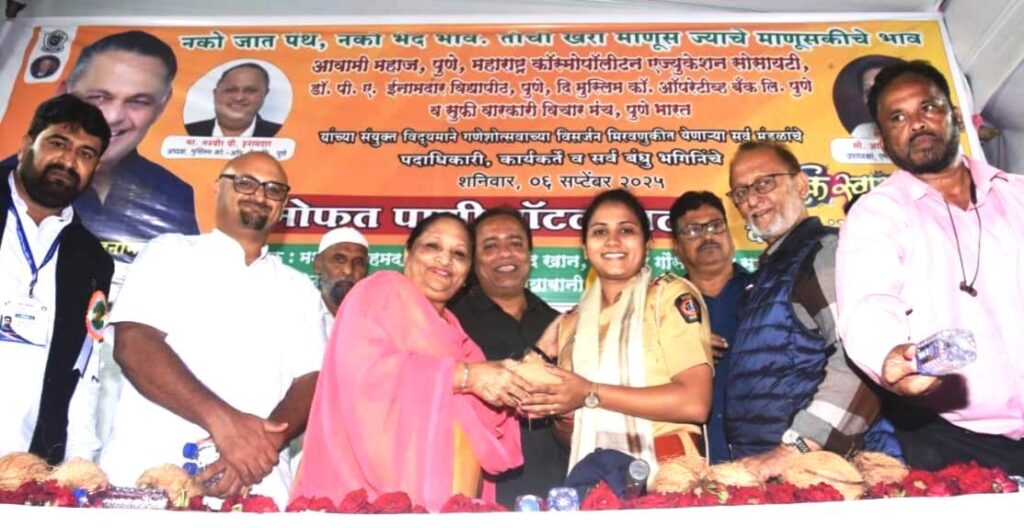 गणेश विसर्जन मिरवणुकीत भाविकांची केली सेवा