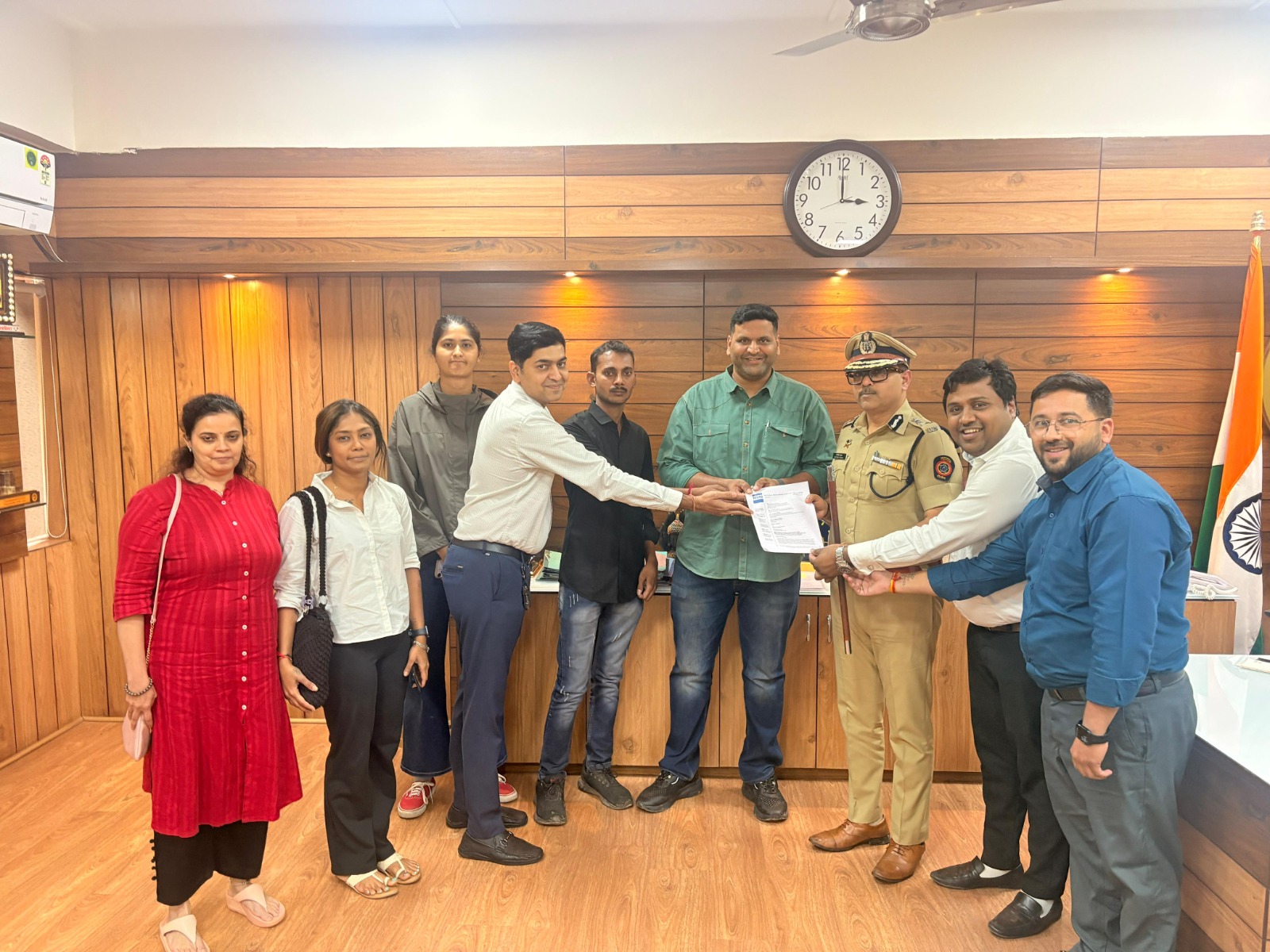 धक्कादायक... पुण्यातील रेस्टोरंटवरील छाप्यांमध्ये खाजगी व्यक्तींचा समावेश