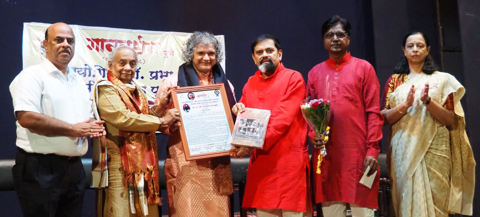 स्वरयोगिनी डॉ. प्रभा अत्रे शास्त्रीय संगीत पुरस्काराने नादब्रह्माच्या उपसकाचा सन्मान