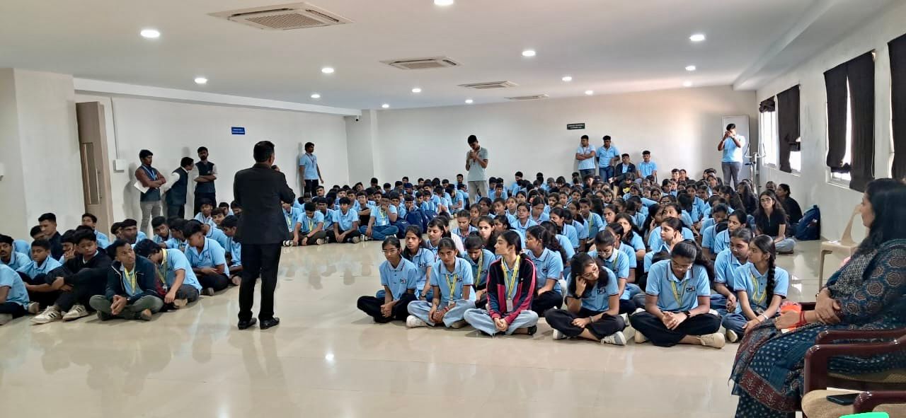 ढोले पाटील ज्युनिअर कॉलेजमध्ये शिक्षक दिन उत्साहात साजरा