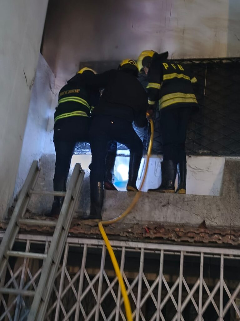 शार्ट सर्किटमुळे बंगल्यात लागली आग