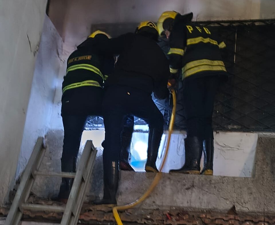 शार्ट सर्किटमुळे बंगल्यात लागली आग