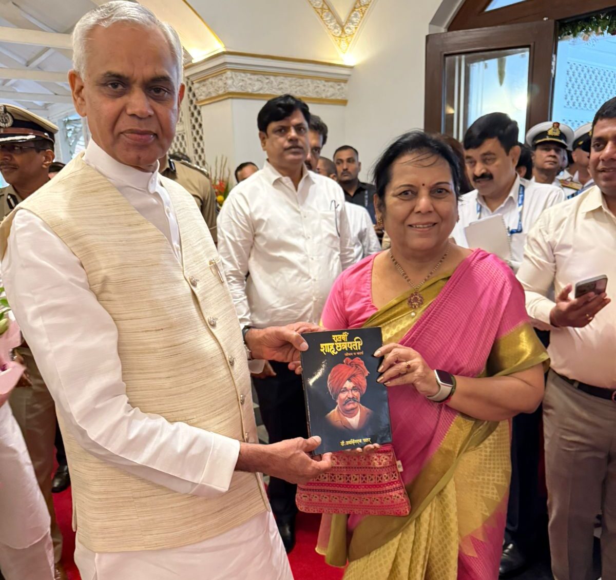राज्यपाल शपथविधी प्रसंगी उपसभापती डॉ. नीलम गोऱ्हे यांनी राज्यपालांचे सत्कार करून व्यक्त केल्या सदिच्छा