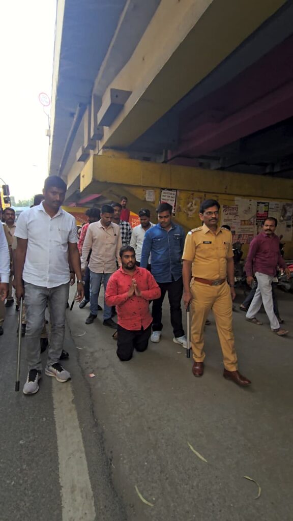 पुण्यात स्कुलबस चालकाला पोलिसांनी गुडघ्यावर चालवले