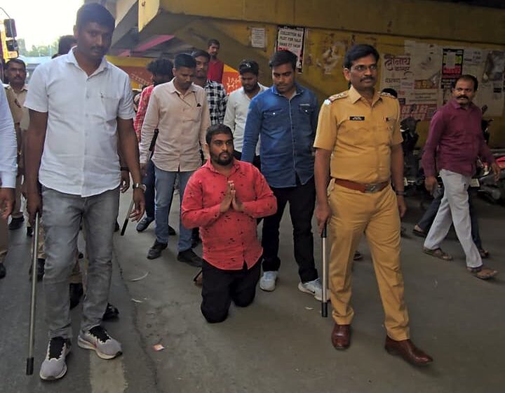 पुण्यात स्कुलबस चालकाला पोलिसांनी गुडघ्यावर चालवले