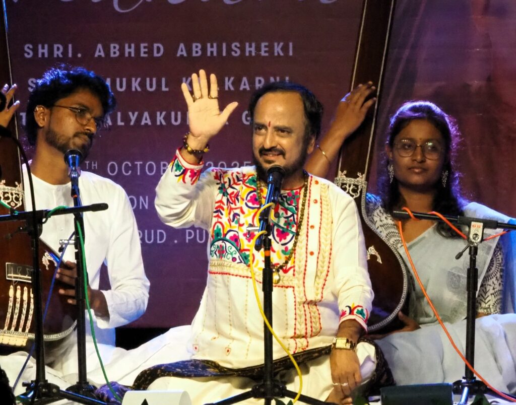 ‘त्रिधारा’मध्ये रसिकांनी अनुभवला सुरेल स्वराविष्कार