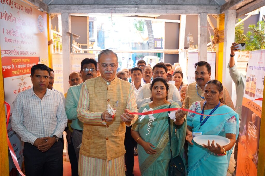 खादीच्या स्वदेशी महोत्सवास उत्स्फूर्त प्रतिसाद