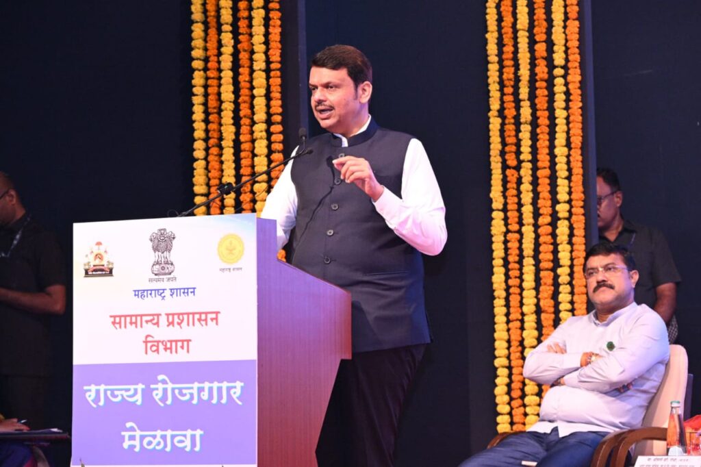 राज्यातील सर्व संवर्गातील सेवा प्रवेश नियमांत सुधारणा करणार - मुख्यमंत्री देवेंद्र फडणवीस