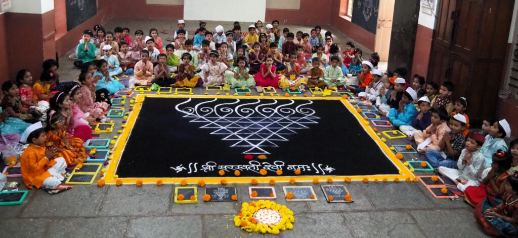 शालेय विद्यार्थ्यांनी केले पाटीपूजन