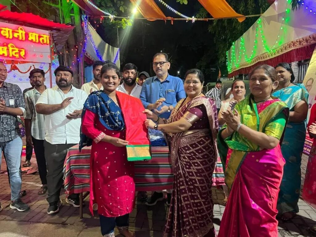 कोजागरी पौर्णिमेच्या निमित्ताने महाभोंडला; महिलांना विविध बक्षिसाचे वाटप