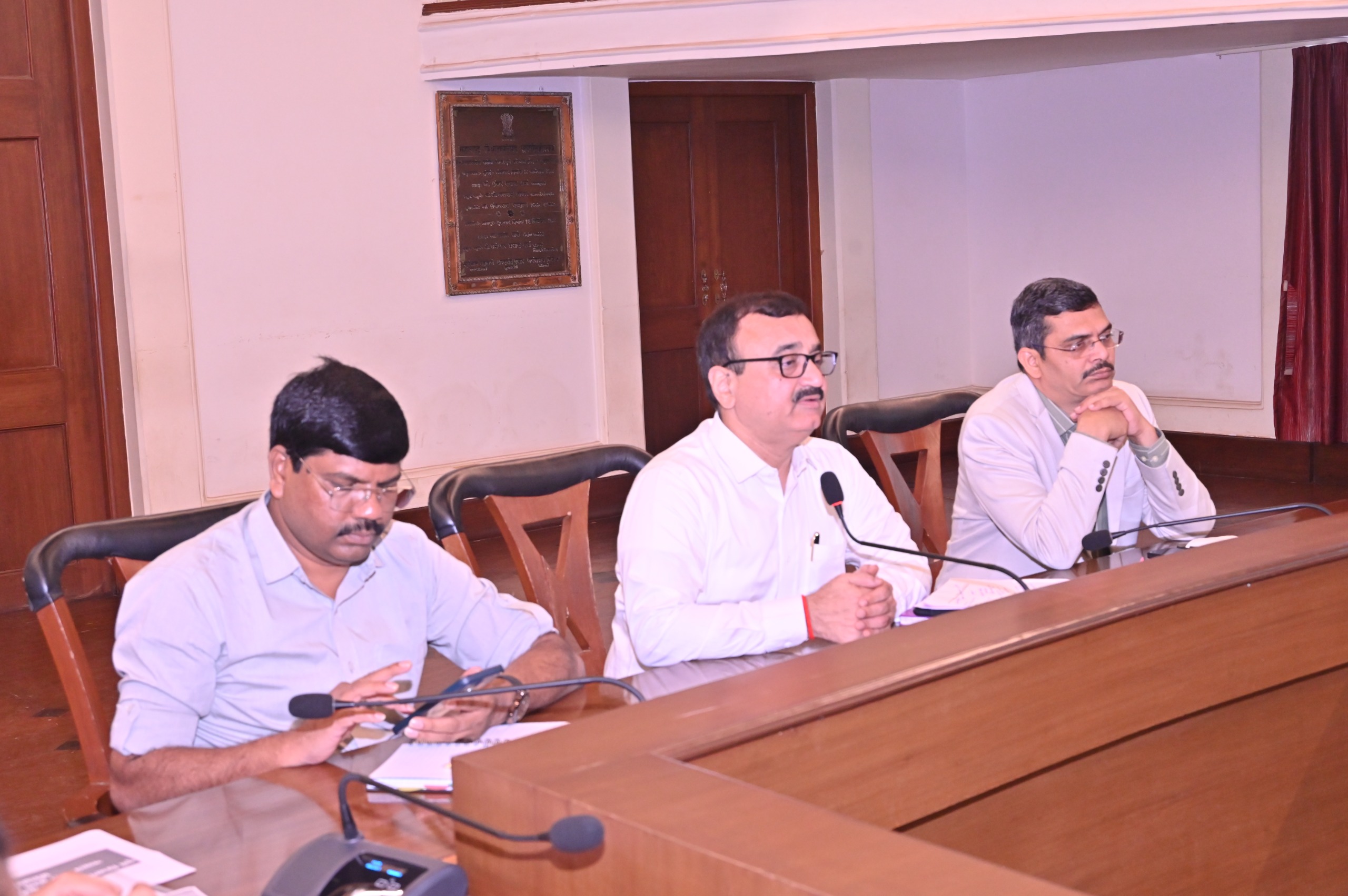 पदवीधर व शिक्षक मतदार संघाकरिता पात्र मतदारांचे मतदार यादीत नाव नोंदणी करा