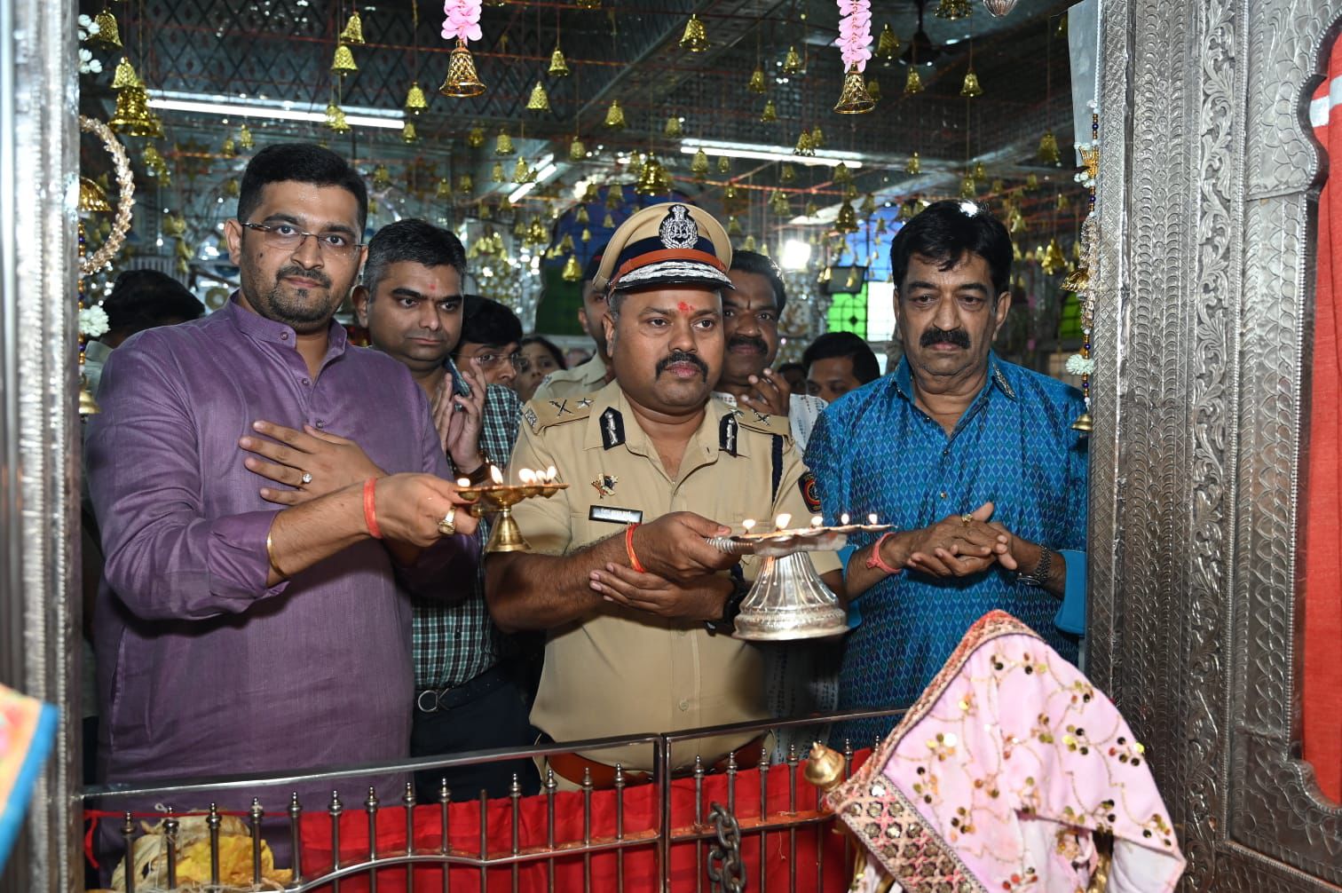 आदिशक्ती माता सच्चीयाय देवीच्या चरणी मान्यवरांची रांग