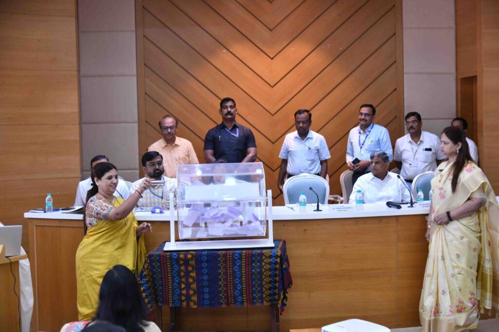 राज्यातील 247 नगरपरिषदा आणि 147 नगर पंचायतींच्या नगराध्यक्ष पदांची आरक्षण सोडत जाहीर