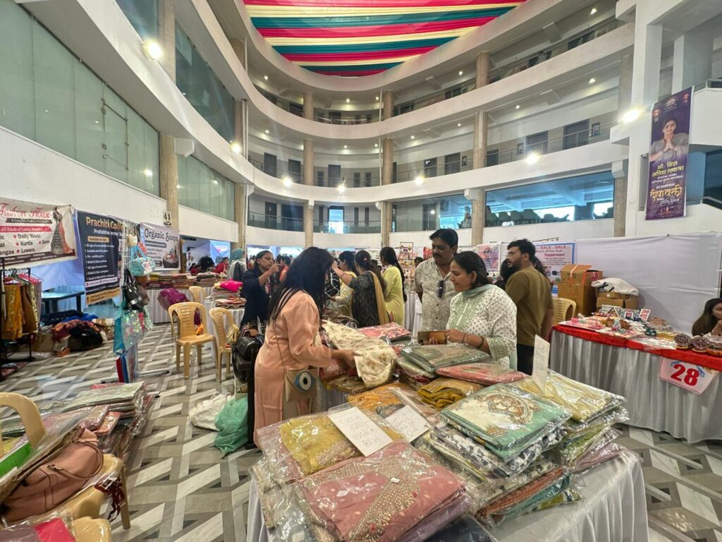 लोणावळा दिवाळी मार्केट फेस्टिवल ला ३०,००० हुन अधिक नागरिकांनी दिली भेट