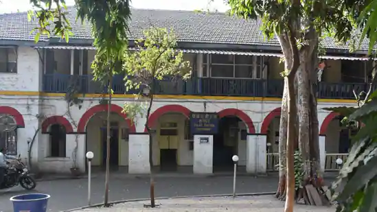 बनावट आयपीएस असल्याचे भासवून केली चप्पल-ज्वेलरी चोरी