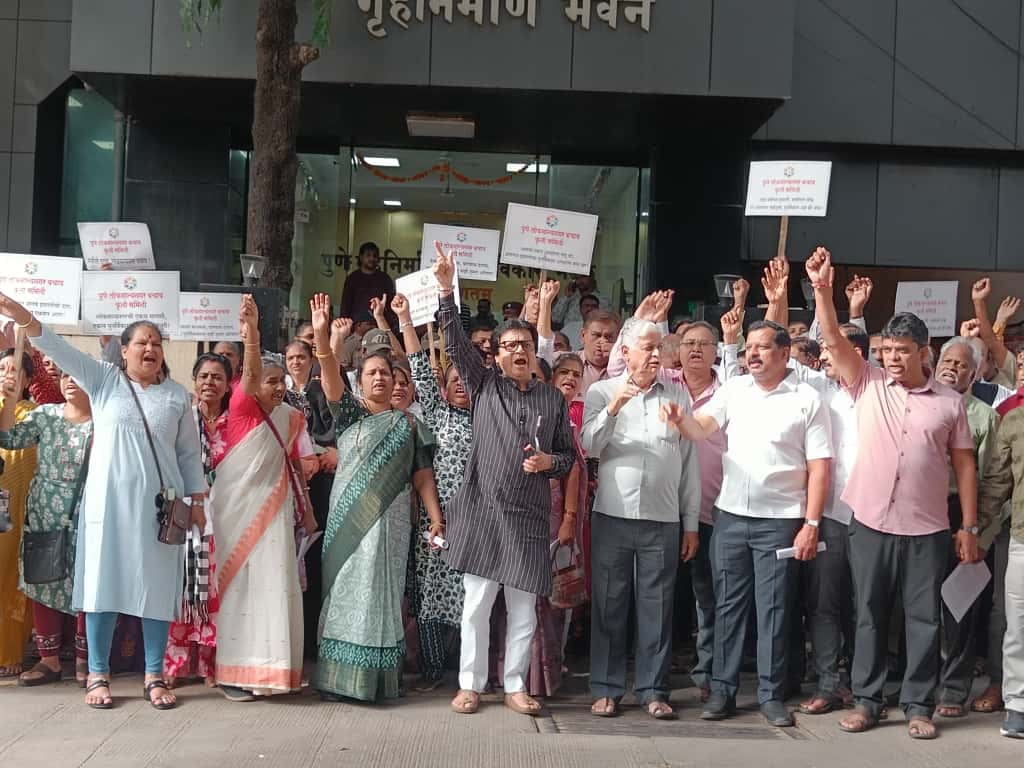 पुणे लोकमान्यनगर वासियांचा म्हाडाच्या इमारतीला घेरावा