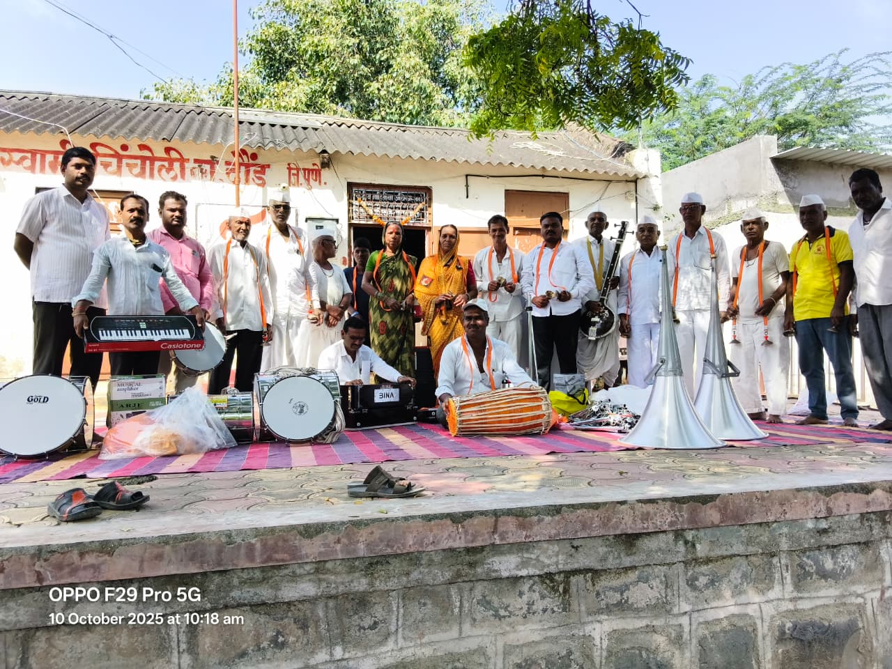 स्वामीचिंचोलीत भजनी मंडळांना साहित्य वाटप
