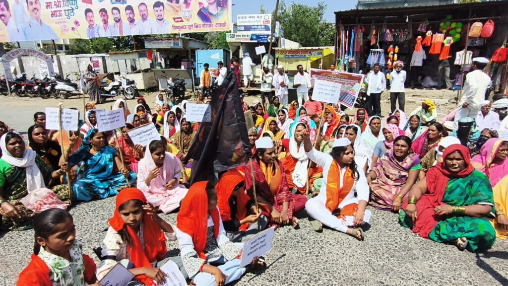 केजमध्ये कोरडेवाडी शेतकऱ्यांच्या आंदोलनाला हिंसक वळण : ५ बसेसवर दगडफेक