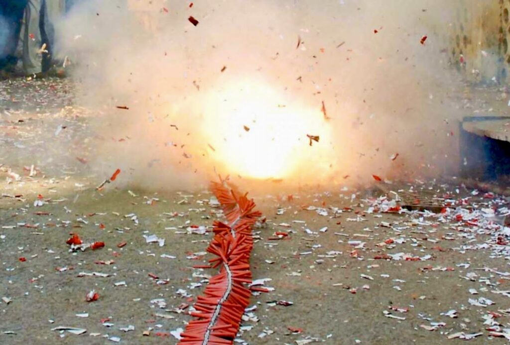 शोभेच्या दारू व फटाक्यांच्या दुकानांपासून १०० मीटर परिसरात धूम्रपानास, फटाके वाजविण्यास बंदी