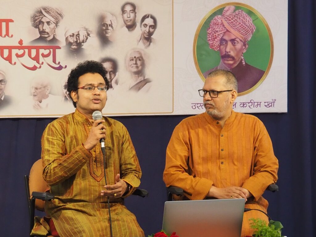 उस्ताद अब्दुल करीम खाँ हे नवतावादी विचार मांडणारे द्रष्टे गायक