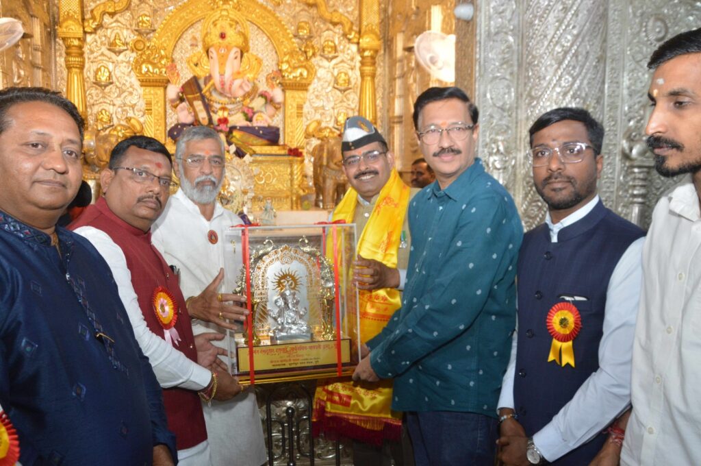 कॅप्टन योगेंद्र सिंह यादव यांनी घेतले 'दगडूशेठ' गणपतीचे दर्शन