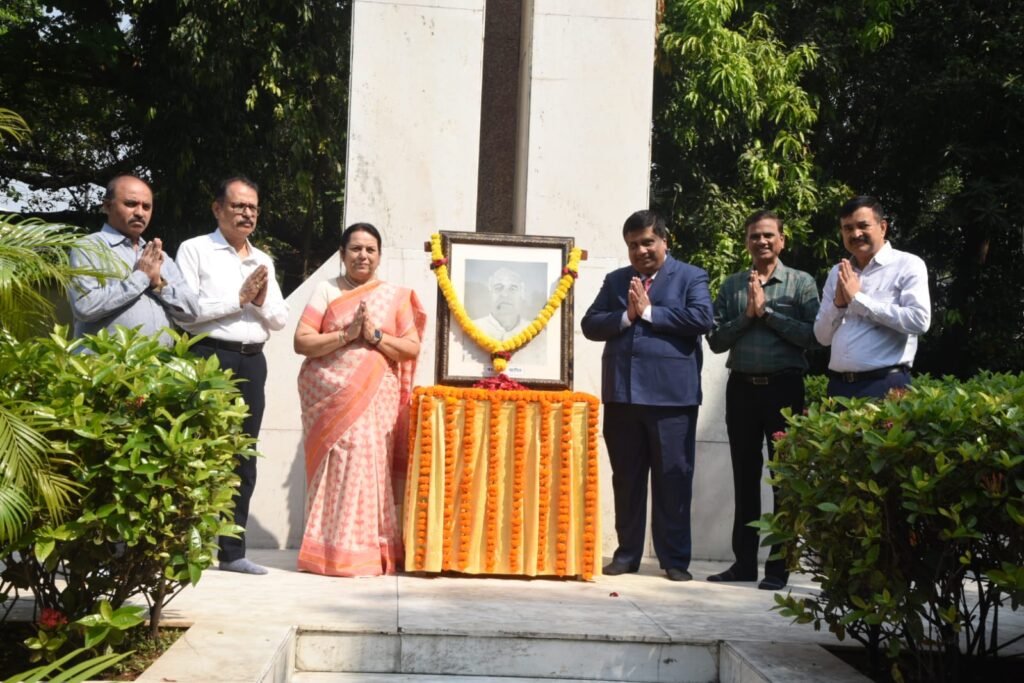 स्व.वसंतदादा पाटील यांच्या जयंतीनिमित्त विधान भवनात अभिवादन