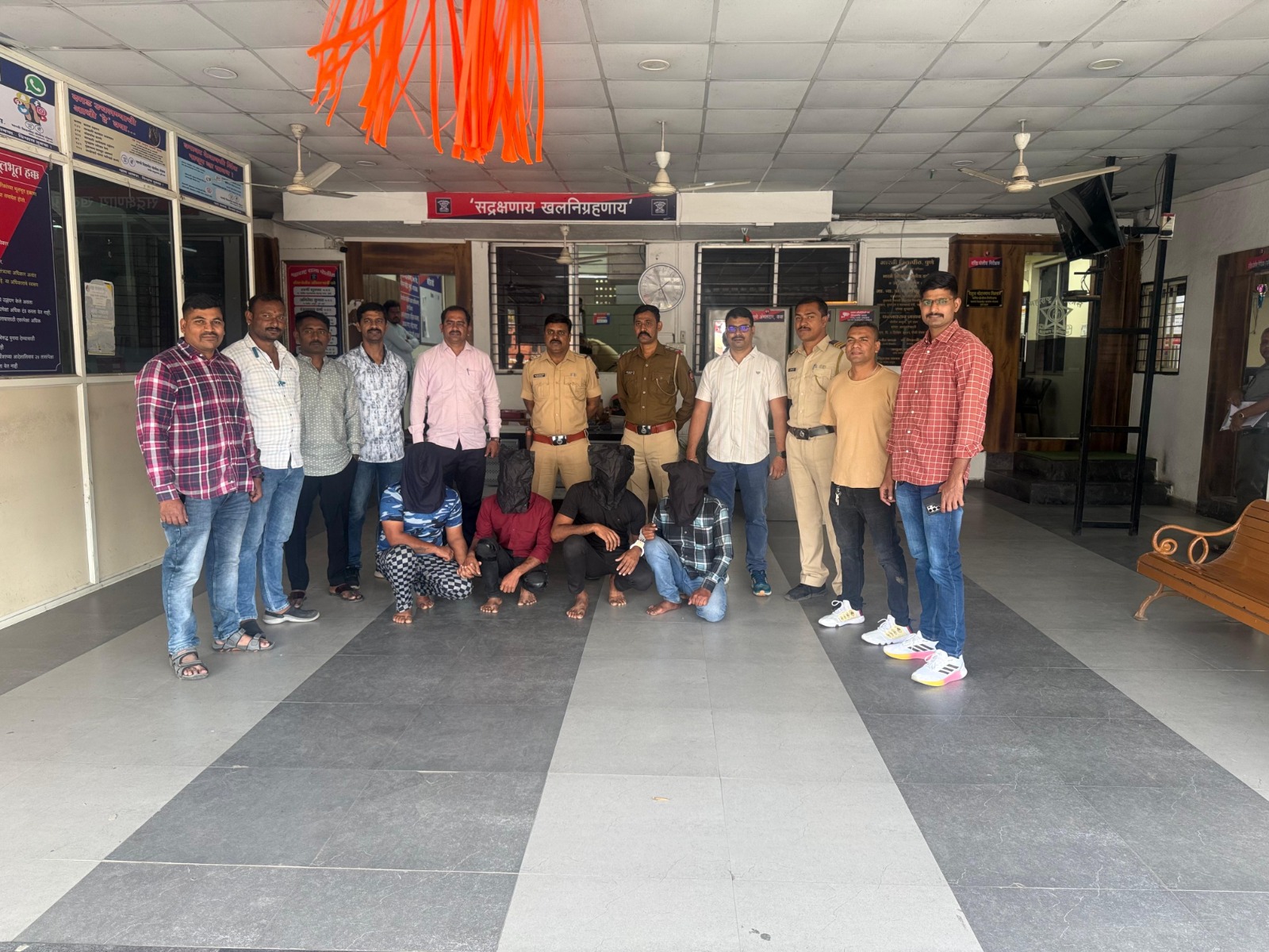 कर्जत गोळीबार प्रकरणातील आरोपी पुण्यातून अटकेत पुणे-जमिनीच्या वादातून रायगड जिल्ह्यातील कर्जत परिसरात गोळीबार करुन पसार झालेल्या एकाला गुन्हे शाखेने अटक केली. शिवाजीनगर भागात ही कारवाई करण्यात आली. सिद्धार्थ प्रभाकर केंगार (वय २४, रा. हेल्थ कॅम्प, महापालिका वसाहत, पांडवनगर, शिवाजीनगर) असे अटक करण्यात आलेल्याचे नाव आहे. रायगड जिल्ह्यातील कर्जत परिसरात १ ऑक्टोबरला जमिनीच्या वादातून केंगारने एकावर देशी बनावटीच्या पिस्तुलातून गोळीबार केला होता. याप्रकरणी केगार याच्या विरुद्ध कर्जत पोलीस ठाण्यात खुनाचा प्रयत्न, बेकायदा शस्त्र बाळगल्याप्रकरणी गुन्हा दाखल करण्यात आला होता. केंगार हा गोळीबार प्रकरणात पसार झाला होता. कर्जत पोलिसांकडून त्याचा शोध घेण्यात येत होता. केंगार हा वडारवाडी परिसरात येणार असल्याची माहिती गुन्हे शाखेच्या युनिट दोनमधील पोलीस हवालदार शंकर कुंभार, उज्ज्वल मोकाशी, विजयकुमार पवार यांना मिळाली. त्यानंतर पोलिसांनी सापळा लावून त्याला पकडले. केंगार याला कर्जत पोलीस ठाण्याच्या ताब्यात देण्यात आले आहे. अतिरिक्त आयुक्त पंकज देशमुख, उपायुक्त निखील पिंगळे, सहायक आयुक्त विजय कुंभार यांच्या मार्गदर्शनाखाली वरिष्ठ पोलीस निरीक्षक संतोष साेनवणे, सहायक निरीक्षक आशिष कवठेकर, अमोल रसाळ, कुंभार, मोकाशी, पवार, संजय जाधव, सर्जेराव सरगर, शंकर नेवसे, साधना ताम्हाणे, योगेश मांढरे, संजय आबनावे, विशाल दळवी, गणेश आबनावे यांनी ही कामागिरी केली.