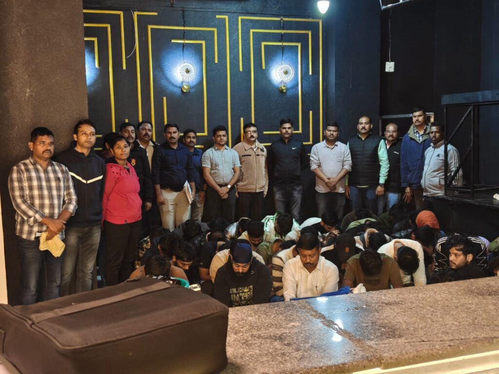 पुण्यात पहाटेपर्यंत सुरू असलेल्या पबमधील पार्टीवर छापा