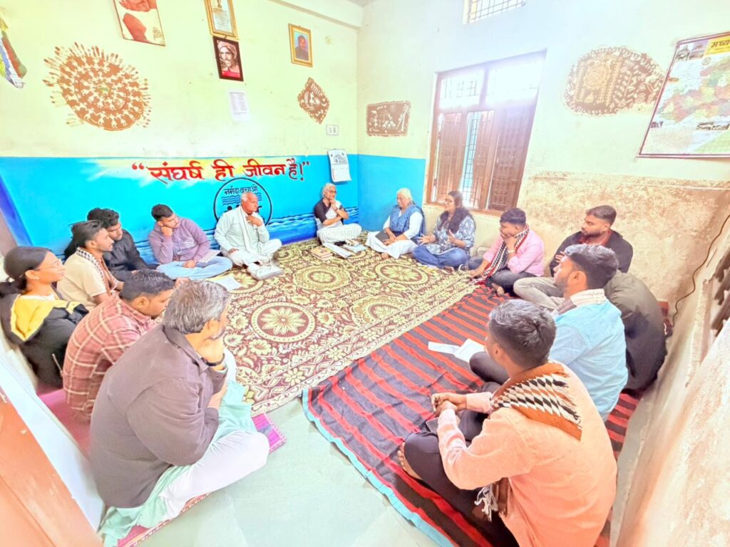 मध्यप्रदेशातील बडवाणी नर्मदा बचाव संस्थेला विद्यार्थ्यांची भेट