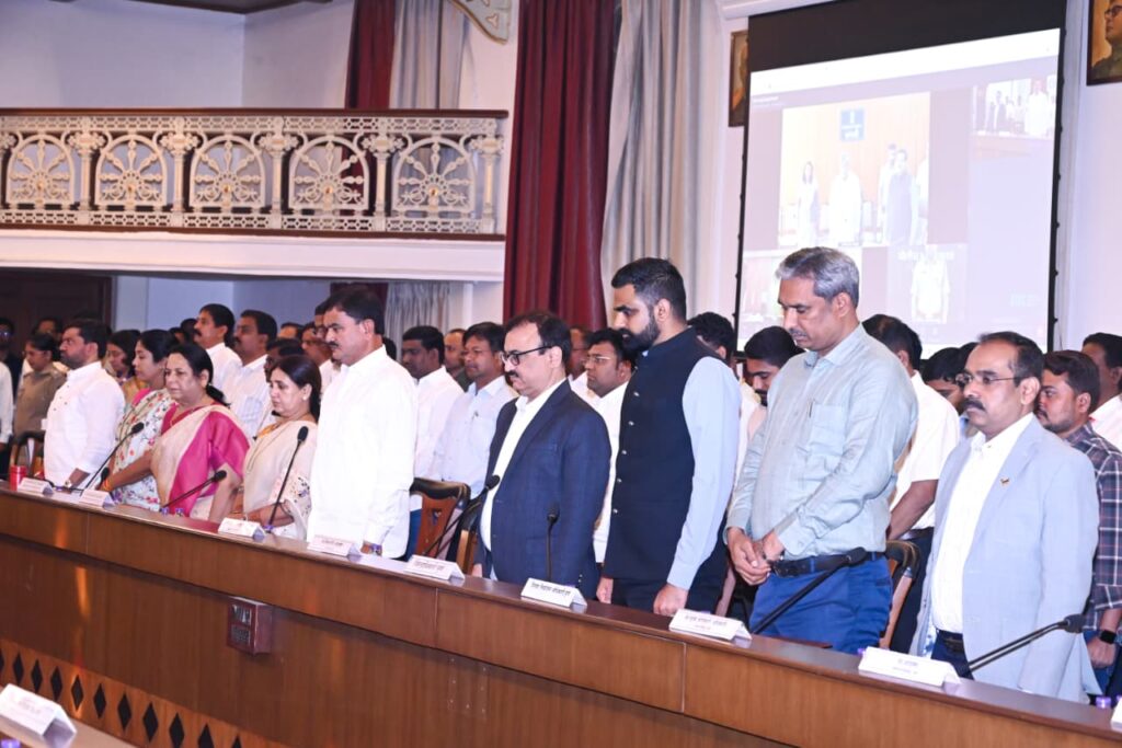 पुणे जिल्हा नियोजन समिती बैठकीत दिवंगत उपमुख्यमंत्री अजित पवार यांना श्रध्दांजली